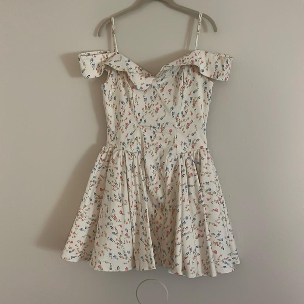 House of CB “ELIDA” Dress 

WHITE POSY PRINT CORSET MINI DRESS

Size: Large